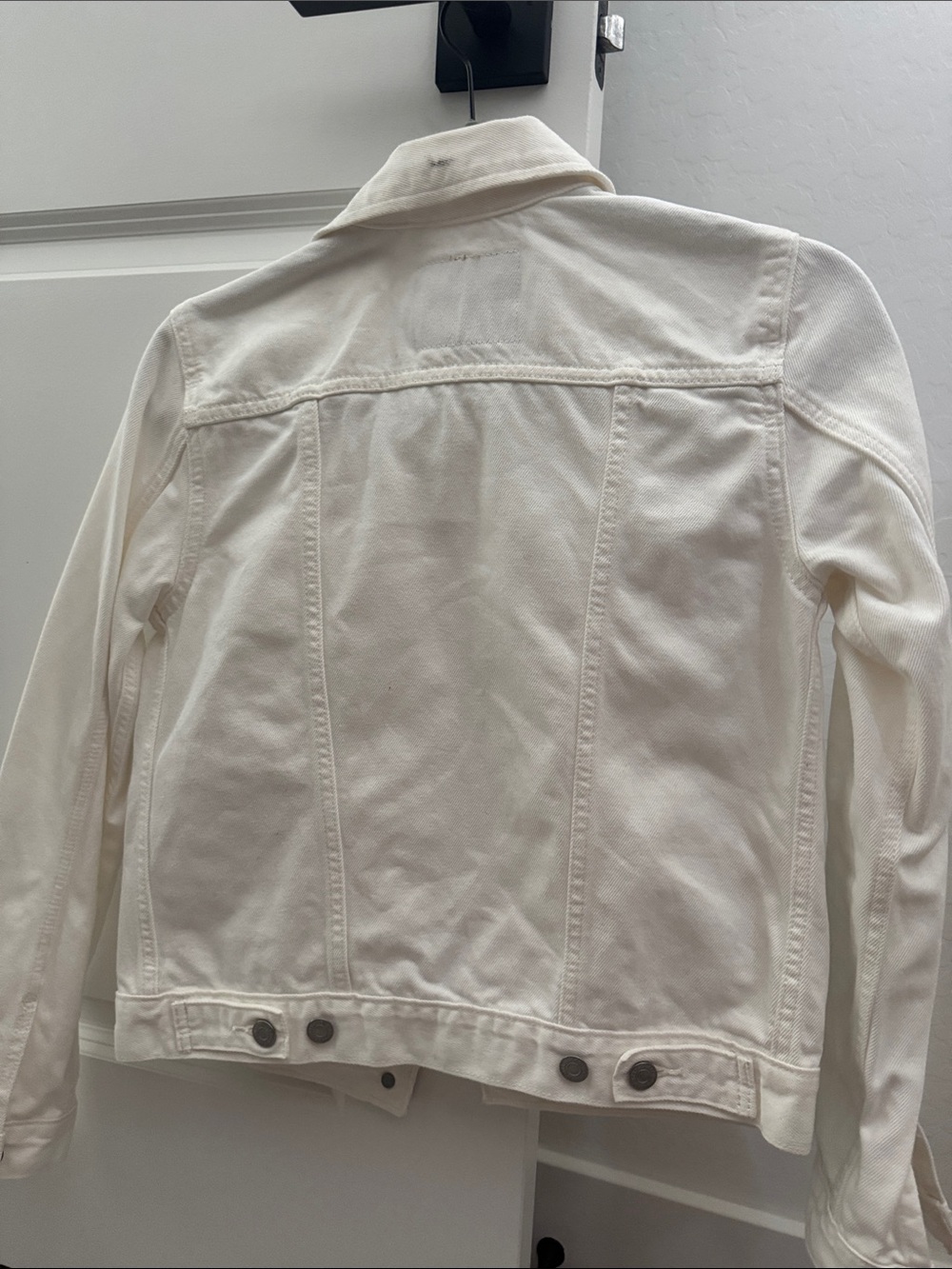 Levi's White Denim Jacket— women’s - Picture 4 of 5